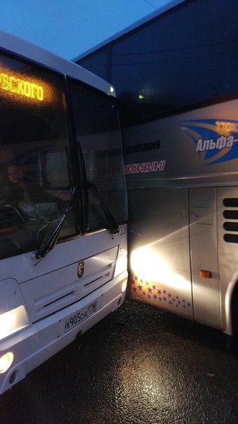 На выезде от Балтийского вокзала автобус 65 и междугородний автобус столкнулись