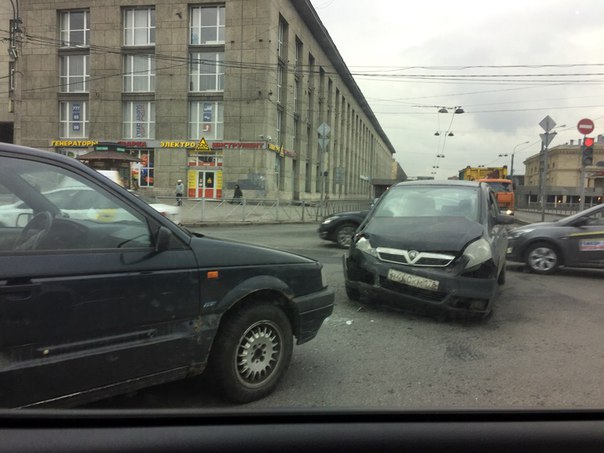 На перекрёстке Митрофаньевского шоссе и Обводного возле метро Балтийская водителей нет, машины стоя...