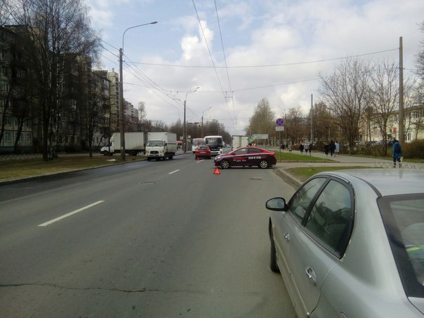 Перед Замшиной улицей на Проспекте Мечникова столкнулись такси "Везёт" и Лада. Проезд затруднён, а...