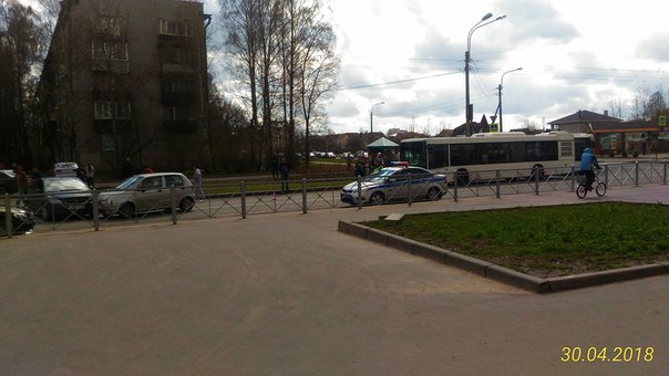 В Пушкине на улице Хазова водитель Форда реально попал.
