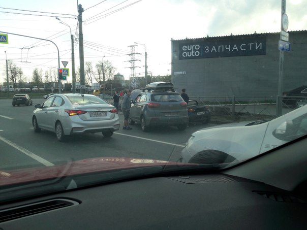 Hyundai не заметил и прищемил смарта на Кушелевской дороге перед поворотом на Блюхера.