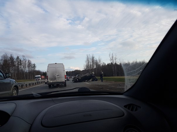 На Новоприозерском шоссе в сторону СПБ, почти сразу после развязки на Керро, перевернулся на крышу а...