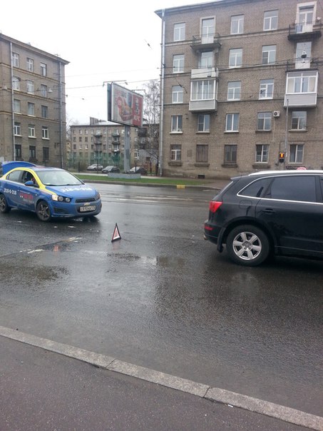 На перекрёстке ул. М. Говорова и Трефолева практически на пустой дороге такси "Везет" догнал Ауди....