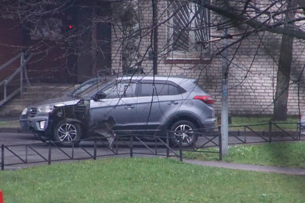 Какой-то движ у дома №12 по улице Карпинского. У машины крыло оторвано и болтается у водительской дв...