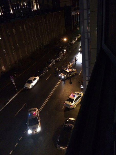 На Киевской погоня, непонятно что было, полиция задержала нарушителя. 3 припаркованные машины повреж...