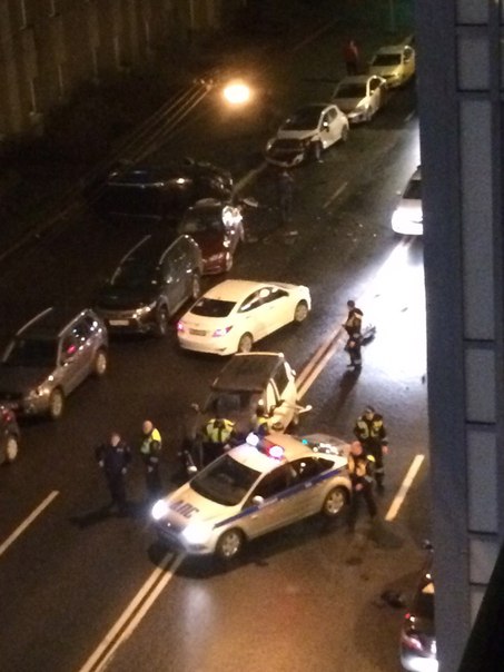 На Киевской погоня, непонятно что было, полиция задержала нарушителя. 3 припаркованные машины повреж...