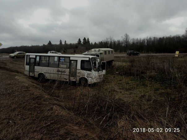 В Волосовском районе, перед деревней Большая Вруда произошло лобовое с Автобусом, есть пострадавшие...