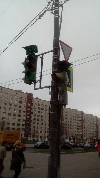 На перекрёстке улицы Козлова и проспекта Ветеранов ударом грузового борта развернуло светофор. Неко...