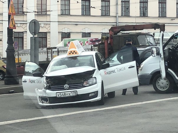 У Тучкова моста на В.О. столкнулись Нисан Альмера и Яндекс Такси
