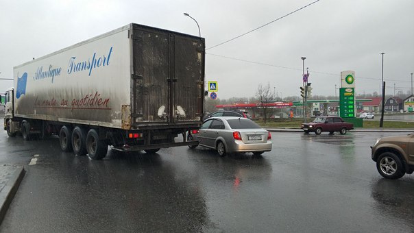 01.05.2018 г. в 16:20 час. на Выборгском шоссе д. 216, возле Ленты, произошло ДТП с участием грузови...
