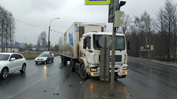 01.05.2018 г. в 16:20 час. на Выборгском шоссе д. 216, возле Ленты, произошло ДТП с участием грузови...