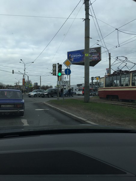 Кронштадская площадь притерлась на трамвайных путях. Трамваи встанут в обе стороны.