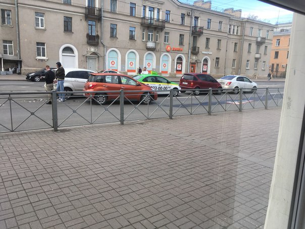 На Среднеохтинском, 39 собрался паровозик из пяти машин, по направлению к ш. Революции, пробке быть ...