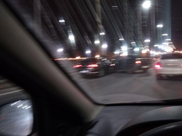 4 авто встретились на внутреннем с'езде с Вантового моста на КАДе, заняты 2 и 4 полосы. Фото на тапо...
