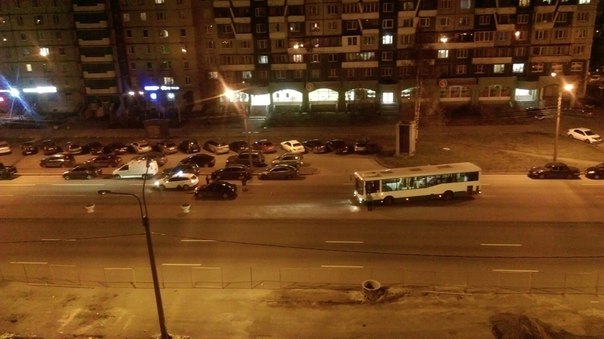 На Проспекте Пятилеток в сторону Большевиков, поцеловались. Автобус пытается объехать.