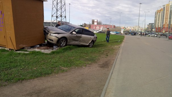 На перекрёстке Парашютной и Долгоозерной столкнулись Skoda, Chevrolet Лачетти и Chevrolet Круз. пострада...