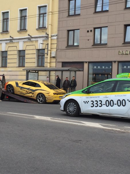 На Набережной Макарова перед Тучковым. Бамблби увозят, хозяин внутри и отчаянно борется за свободу с...