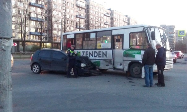 Очень сильная авария на перекрестке шоссе Революции и маршала Тухачевского.