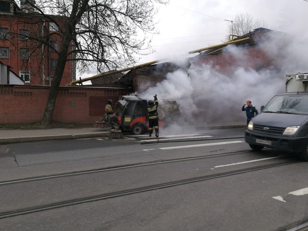 На проспекте Обуховской обороны недалеко от ДК имени Крупской горит уборщик улиц.