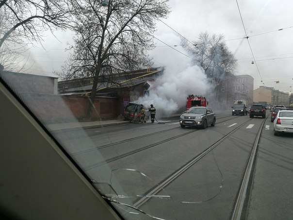 На проспекте Обуховской обороны недалеко от ДК имени Крупской горит уборщик улиц.