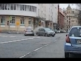 На перекрестке ул. Моисеенко и Дегтярного переулка врезались две машины, одна хотела повернуть налев...