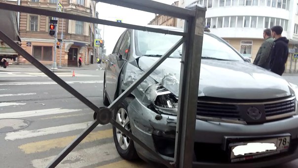 На перекрестке ул. Моисеенко и Дегтярного переулка врезались две машины, одна хотела повернуть налев...
