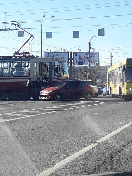 Peugeot попал под Трамвай на перекрестке улица Доблести и Петергофского шоссе