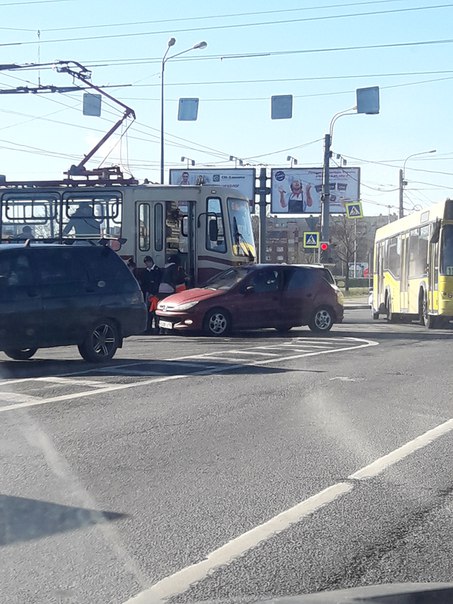 Peugeot попал под Трамвай на перекрестке улица Доблести и Петергофского шоссе