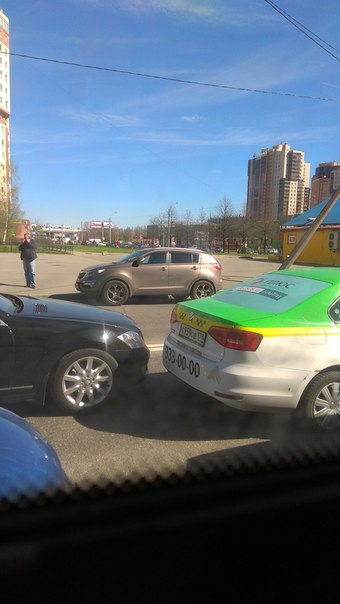На Яхтенной у пересечения с Савушкина в сторону 300-летия Mercedes S класса помял бампер Таксовичков...