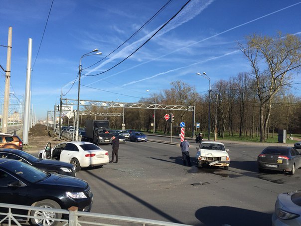 На перекрёстке Перергофского и Горькавого (поворот к Плазе) Баржа разбилась об Audi