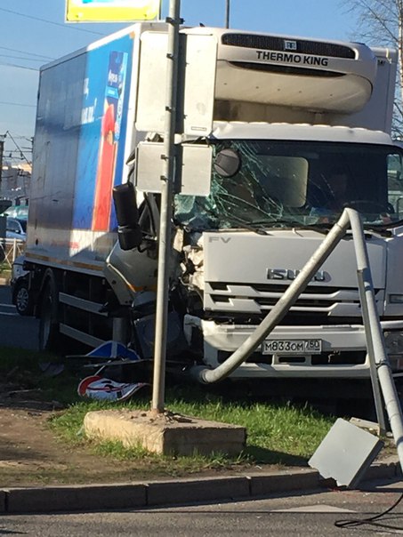 На Варфоломеевской улице водитель Фургона видимо заснул, сидит в салоне без каких либо действий.