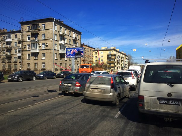 Приора приехала в Рио на улице Маршала Говорова, трамваи стоят ждут