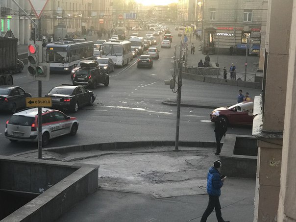 На перекрёстке Ивановской улицы и улицы Бабушкина красный Solaris оторвал Лексусу бампер