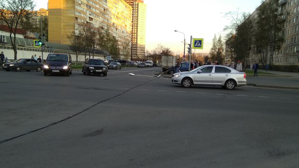 На перекрёстке Кузнецова и Рихарда Зорге уронили фонарный столб.
