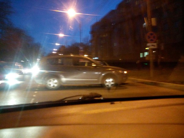 На Крестовском проспекте ВАЗ2110 подбил Mitsubishi. Ждут ДПС.