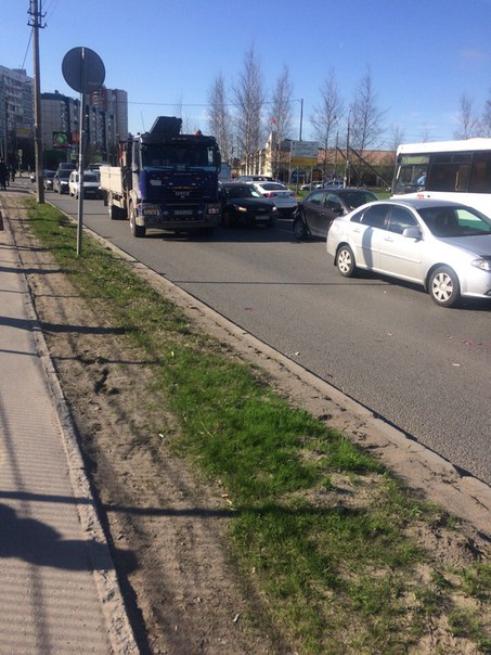 На Планерной, большая машинка Iveco приехала в маленькую. Пробка огромная, в обе стороны.