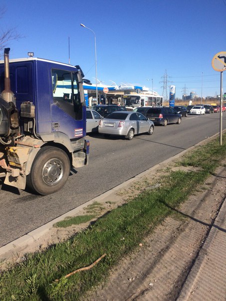 На Планерной, большая машинка Iveco приехала в маленькую. Пробка огромная, в обе стороны.