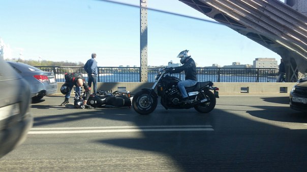 На Большеохтинском мосту мотоциклист в правом ряду воткнул колесо в бампер Chevrolet, ехали в центр...
