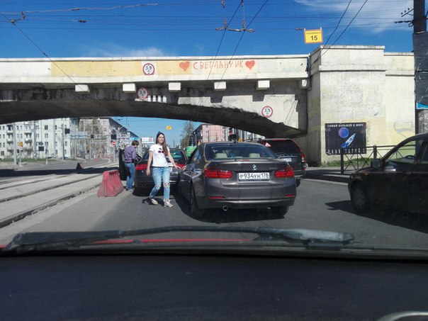 Девушка на БМВ не затормозила на Новочеркасском проспекте