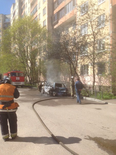 На Ударников у дома 43 к2 горел давно стоящий разбитый автомобиль. Пожарные прибыли оперативно.
