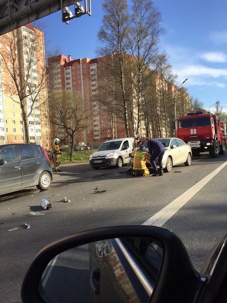 На Таллинском шоссе, напротив гипермаркет «Окей» в сторону города.