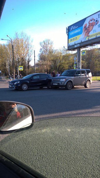 Две аварии на перекрестке Типанова и Юрия Гагарина