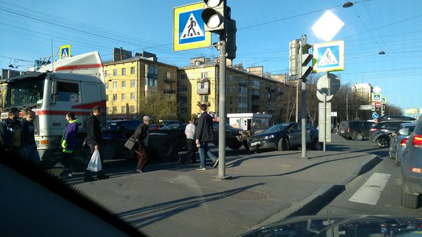 Неудачный поворот с грузовиком с ул. Ленсовета на Орджоникидзе (в сторону площади Победы)