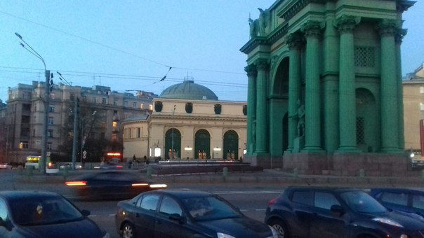 С 21:21 станция Нарвская закрыта в связи с обнаружением бесхозного предмета.
