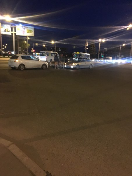 На перекрёстке Ветеранов Жуково не поделили дорогу 3 автомобиля, движению особо не мешают, пострадав...