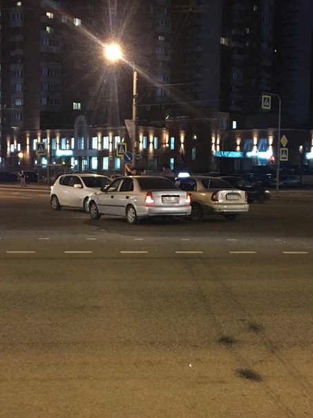 На перекрёстке Ветеранов Жуково не поделили дорогу 3 автомобиля, движению особо не мешают, пострадав...
