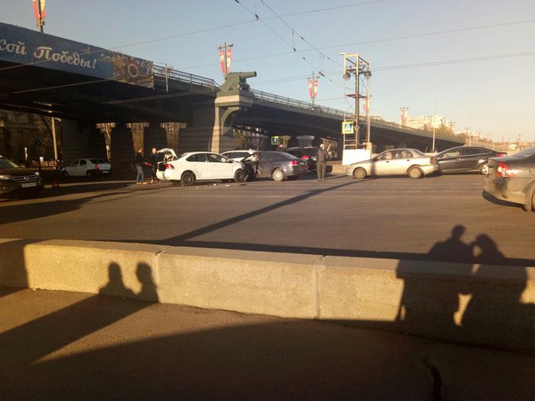 На Ушаковском мосту столкнулись два VW Polo. Пробка со стороны Каменноостровского проспекта. Трамваи...