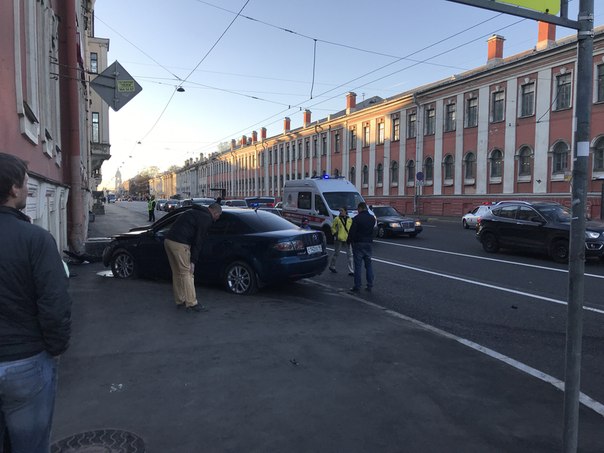 Вылетело две машины на тротуар. Румянцевская площадь/ Кадетская линия, есть пострадавшие.