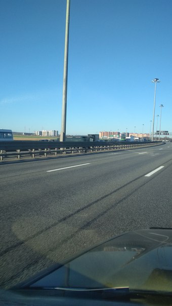 На Внешнем кольце между Таллинским шоссе и постом ДПС Газель лежит на боку, два левых ряда перекрыты