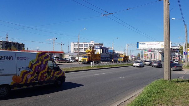 Обрыв КС на Блюхера рядом с Кушелевской дорогой. 31-е троллейбусы не едут. Службы на месте.